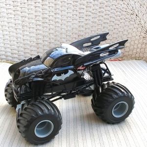 Batman Hot Wheels Monster Jam Truck 2 Time Racing Champion 1:24 Bat mobi…
